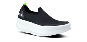 Oofos OOmega eeZee Low Shoe White / Black | KFVJ37905