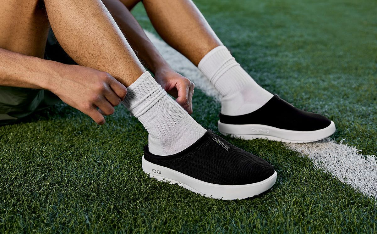 Oofos OOcoozie Sport Mule White / Black | NMSO41967