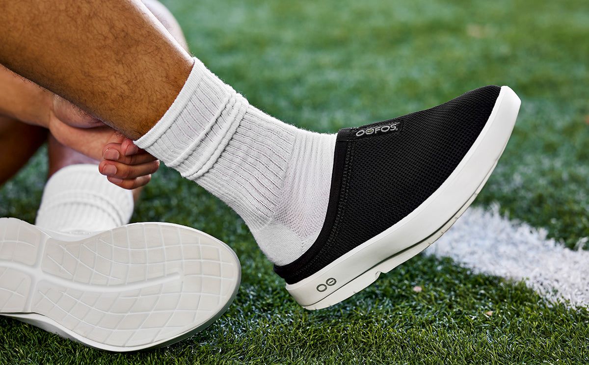Oofos OOcoozie Sport Mule White / Black | NMSO41967