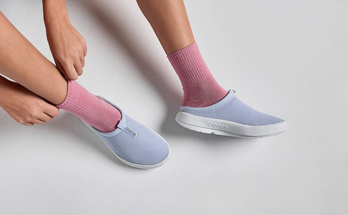 Oofos OOcoozie Sport Mule White / Purple | YKJN73091