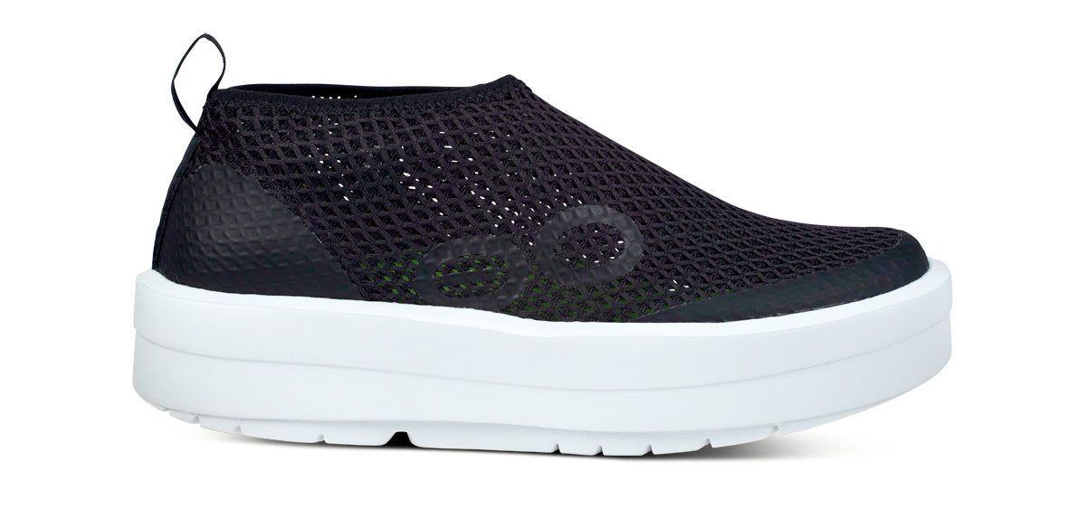 Oofos OOmega Chukka Shoe White / Black | OVRN82045