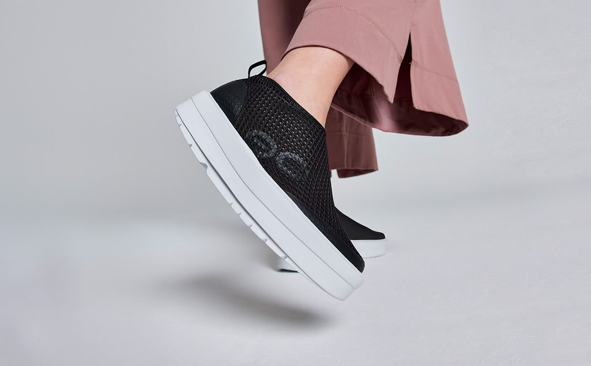 Oofos OOmega Chukka Shoe White / Black | OVRN82045