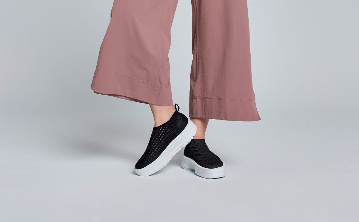 Oofos OOmega Chukka Shoe White / Black | OVRN82045