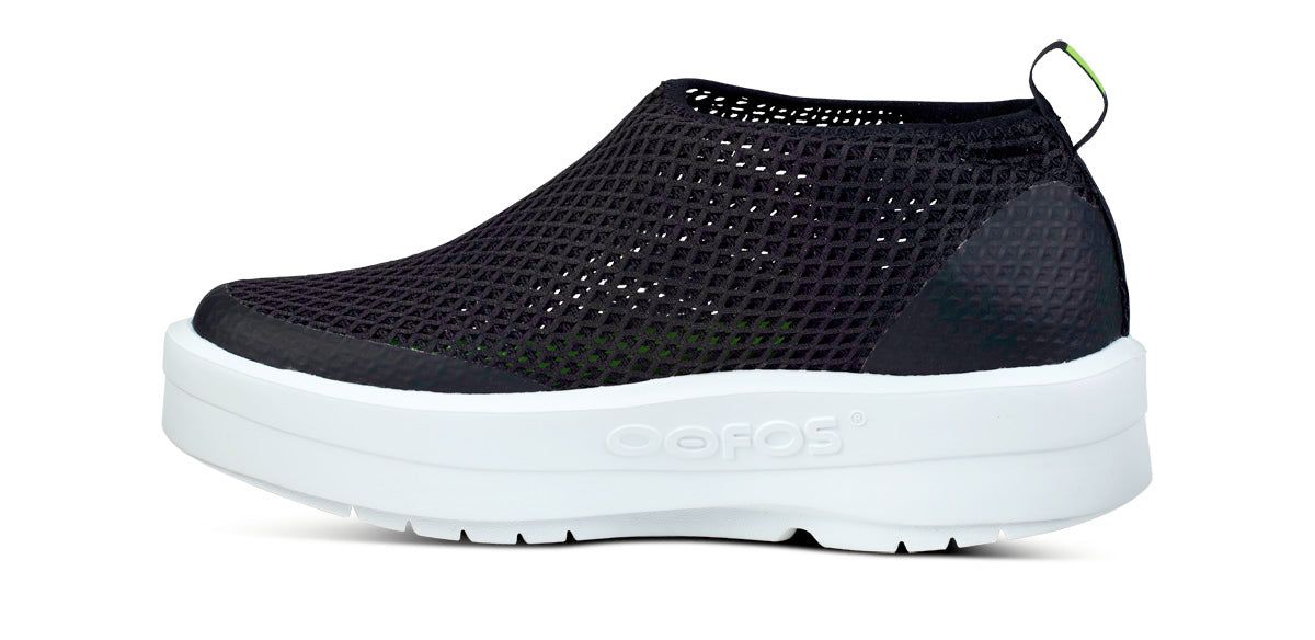 Oofos OOmega Chukka Shoe White / Black | OVRN82045