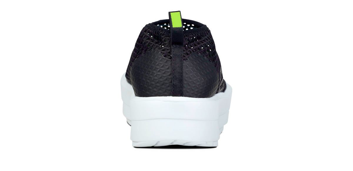 Oofos OOmega Chukka Shoe White / Black | OVRN82045