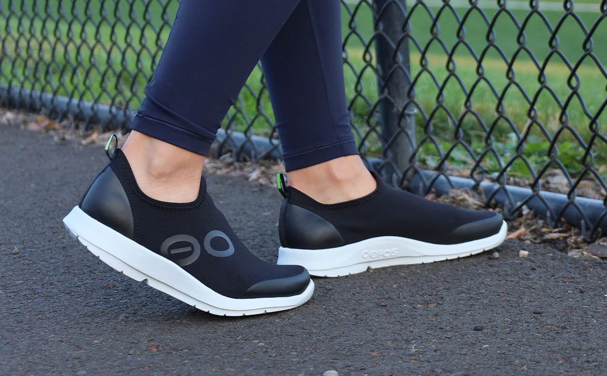 Oofos OOmg Sport Low Shoe White / Black | JMTD37851
