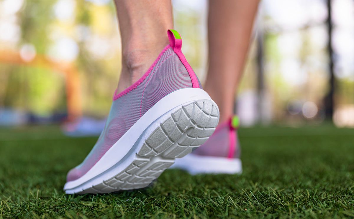 Oofos OOmg Sport Low Shoe White / Fuchsia | NZMR79841