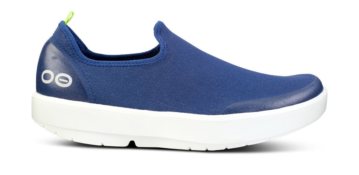 Oofos OOmg eeZee Low Shoe White / Navy | ZXEY86245