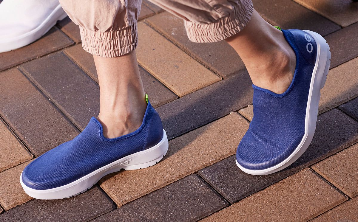 Oofos OOmg eeZee Low Shoe White / Navy | ZXEY86245