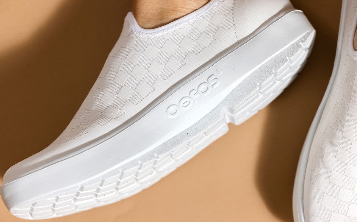 Oofos OOmg eeZee Low Shoe White | TSMX51298