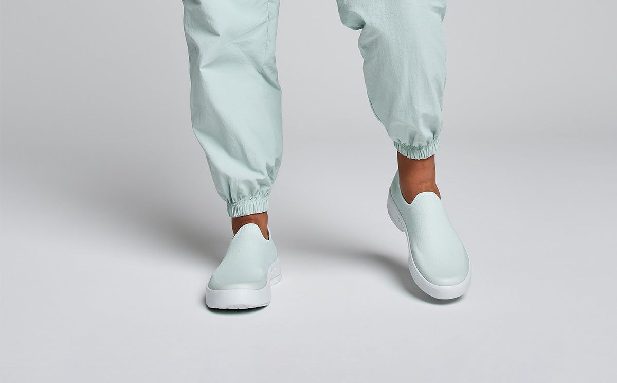 Oofos OOmg eeZee Low Shoe White | YDTS25793